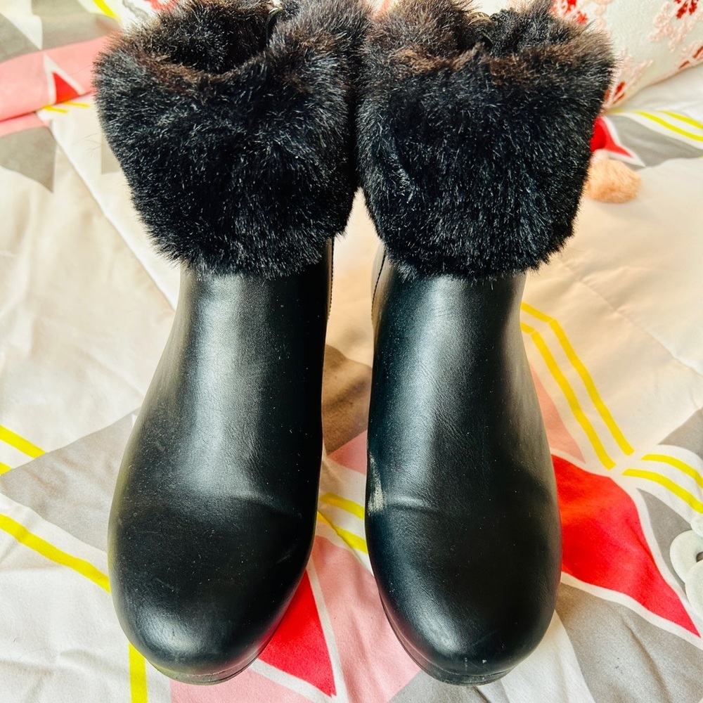 DKNY Abri Black Faux-Fur Wedge Booties Women’s Size 7.5 - Picture 7 of 9